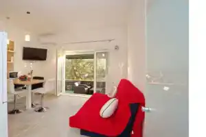 Apartments Divlji Cvit, Омис