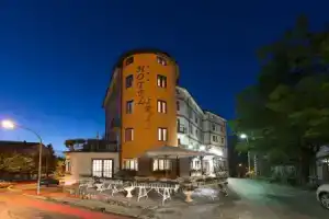 Hotel Iris, Роккаразо
