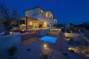 Villa Lady With Heated Pool Jacuzzi and Sauna, Pinezići