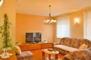 Karlo1 Apartment, Сень