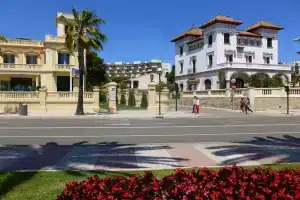 Unique Six Bedroom Villa with Private Pool, Салоу