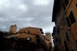 Charming San Gimignano Apartment With City Views, Сан-Джиминьяно