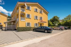 Stunning Apartment in Baska With Outdoor Swimming Pool, Wifi and 2 Bedrooms, Башка