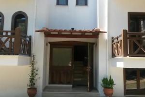 Hotel Sarandos, Амолиани