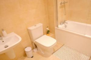 Modern Two Bed Apartment Near Stadium, Манчестер