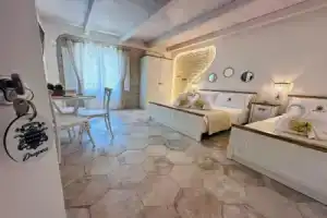 Godano Rooms, Гаспони