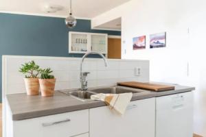 Spacious 1br with a lake view and sauna, Тампере