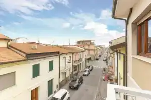 Amazing Apartment in Viareggio -lu- With 2 Bedrooms and Wifi, Виареджио