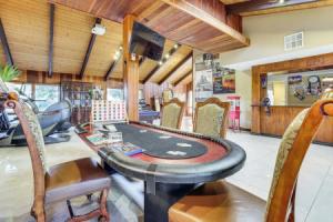 1-acre Las Vegas Getaway: Pool, Spa & Tennis Court, Лас-Вегас