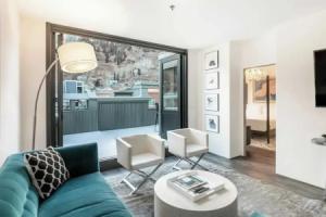 New San Juan 303 by Avantstay Modern Penthouse w/ Deck Overlooking Main Street, Теллурид
