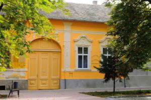 Gesztenye Apartman, Мако