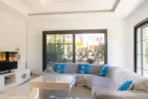 Sleek Villa with Private Pool and Garden in Cesme, Чешме