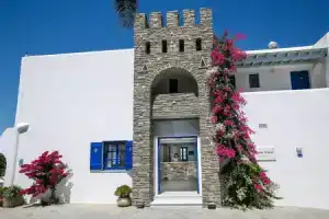 Pyrgaki Hotel, Парикия