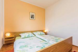 Awesome Apartment in Malinska With Wifi and 2 Bedrooms, Малинска