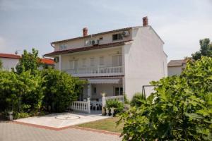 Marjetka house max 17 Pers with 2 complete kitchens, 2 garden grills, bestway swimming pool, Раб