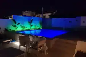 Lovely Bungalow for Four Close to Beach and City in Torrevieja, Торревьеха