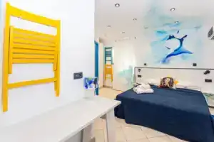 MiMa's Rooms, Омис