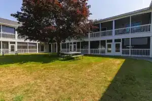 Wellington Manor, Уэлс