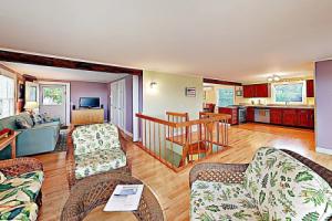 New Listing! Serene East End : Steps To Sand 3 Bedroom Condo, Провинстаун