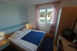 Hotel «Borovnik», Тисно