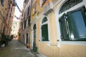 Akis studio apartment Liston square Corfu, Керкира