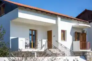 IVY Seaview Apartments, Коскину