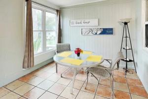 Captains Quarters B by Tybee Vacation Rentals, Тиби-Айленд