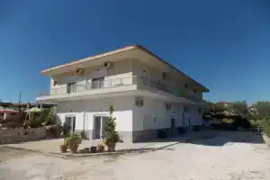 Hotel «Chris», Ксамил