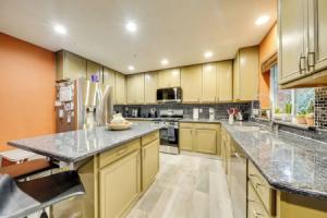 Pet-friendly Seatac Retreat 6 Mi to Puget Sound!, Ситак