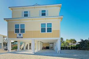 New Listing! New Canal W/ Pool & Dock 4 Bedroom Home, Марафон