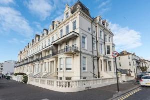 Immaculate 1-bed Apartment on Hove Seafront, Брайтон