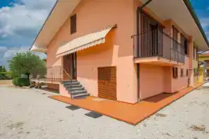 Awesome Home in Pieve A Nievole With 2 Bedrooms and Wifi, Монсуммано