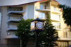 Hills Plaza, Амбролаури
