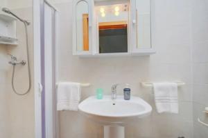 Villa Oasi al mare near the sea with pool, Торре-делль-Орсо