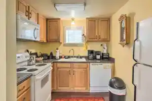 Studio in College Station w/ Expansive Deck!, Колледж-Стейшен