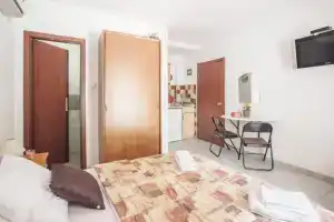 Sleek Studio Flat With Balcony Near Beach in Tivat, Лепетане