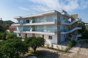 Sweet Home Apartments, Лалисос