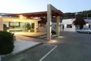 Zoes Hotel & Suites, Фалираки