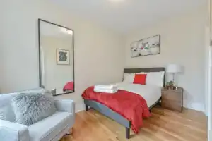Modern 3BR Apartment in North End by Domio, Бостон