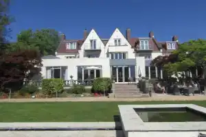 Holm House Hotel, Кардифф
