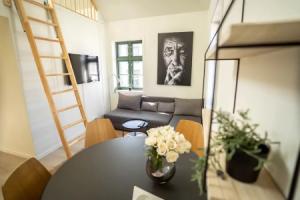 Vibrant Apartment on Bustling Street, Above a Restaurant - Perfect for Tourists,, Ставангер