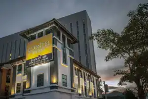 Econtel Hotel, Байян Лепас
