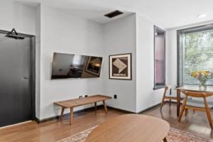 Charming DC Rowhouse Condo - Ideal Long-term Stay, Вашингтон