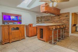 Relaxing 3BR Getaway with Pool and games, Колумбус