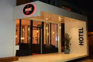 Select City Center Hotel, Тирана