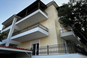 Skiathos Center Stylish 2 Bd w Balcony, Скиатос
