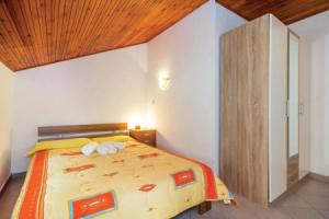 Stunning Home in Cesarica With Wifi and 3 Bedrooms, Cesarica