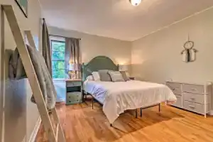 Centrally Located Hot Springs Home w/ Deck!, Хот-Спрингс