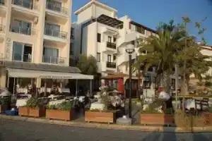 Kerman Hotel, Чешме