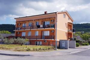 The Orange house, Изола